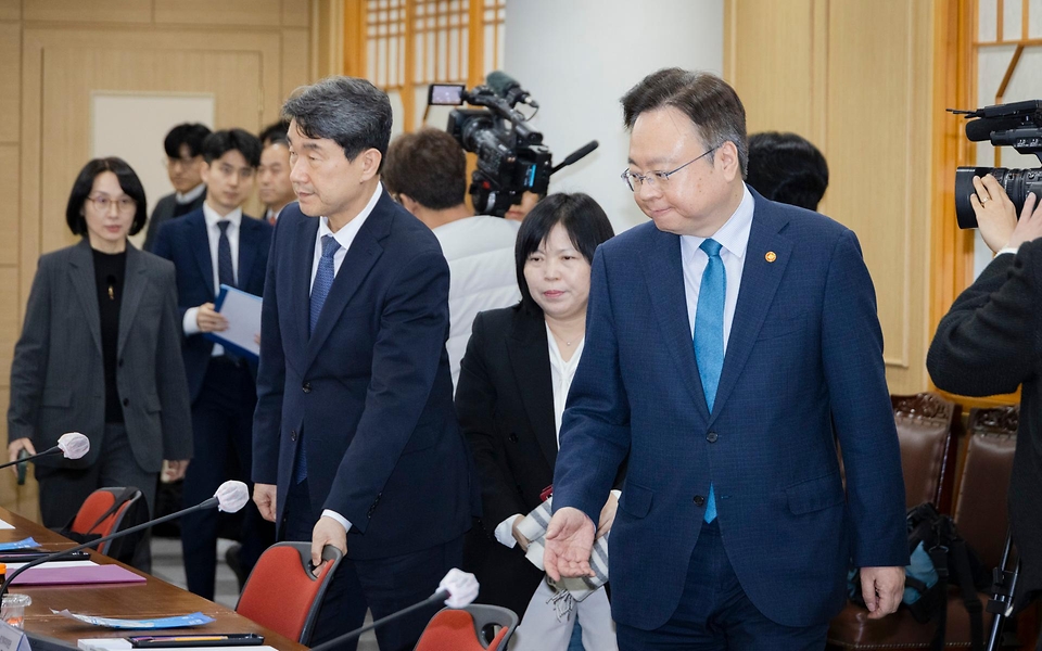 조규홍 보건복지부 장관이 25일 경남 진주시 경상국립대학교에서 열린 의대 운영대학 현장 간담회 참석을 위해 이주호 부총리 겸 교육부장관과 함께 입장하고 있다.