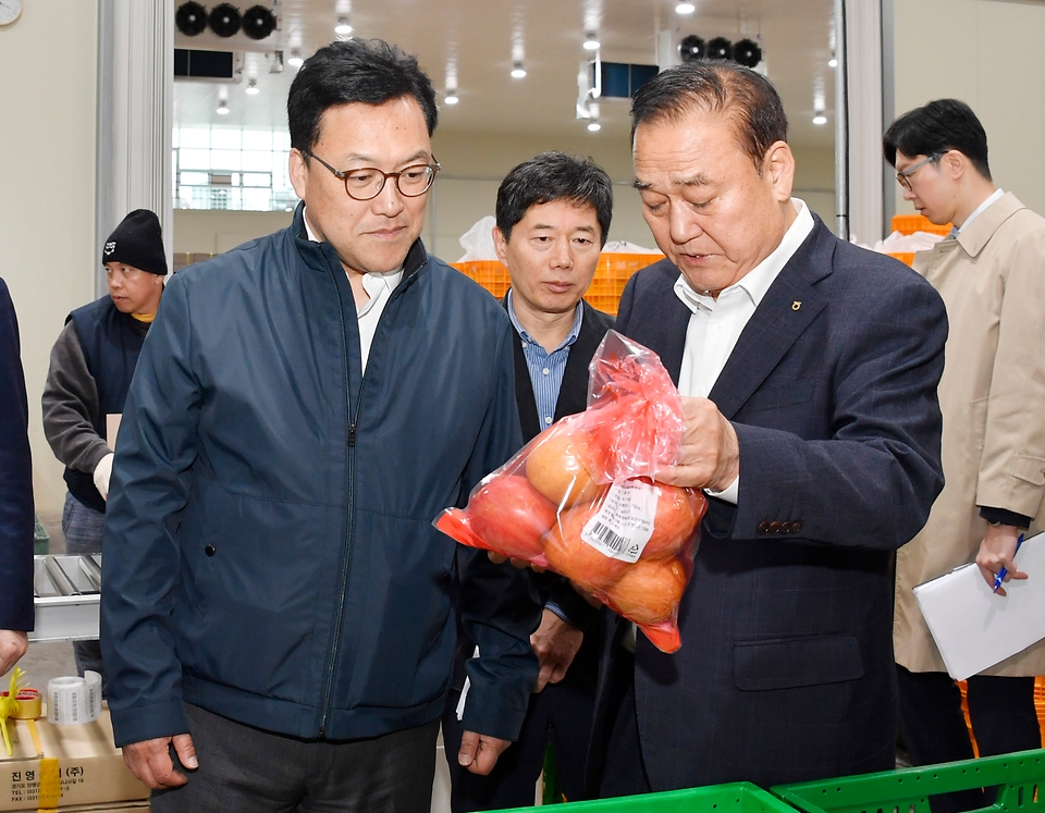 김병환 기획재정부 차관이 26일 충북 보은군 보은 과수거점 산지유통센터(APC)에 방문해 사과 유통 현황을 점검하고 있다. 