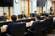 한덕수 국무총리가 26일 서울 종로구 서울대 연건캠퍼스 내 의과대학 대회의실에서 의료계 관계자들과 의료 개혁 현안 논의를 위한 간담회에 참석해 발언하고 있다. 