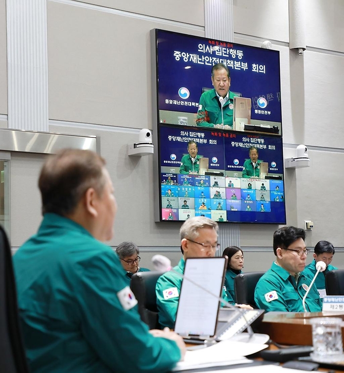 이상민 행정안전부 장관이 27일 서울시 종로구 정부서울청사 중앙재난안전상활실 서울상황센터에서 열린 ‘의사 집단행동 관련 중앙재난안전대책본부 회의’에 참석해 모두발언을 하고 있다.