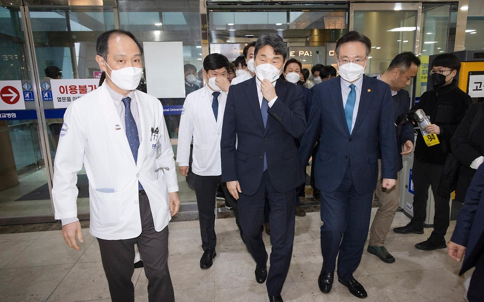 조규홍 보건복지부 장관이 25일 경남 진주시 국립경상대학병원 암센터를 둘러보고 있다.