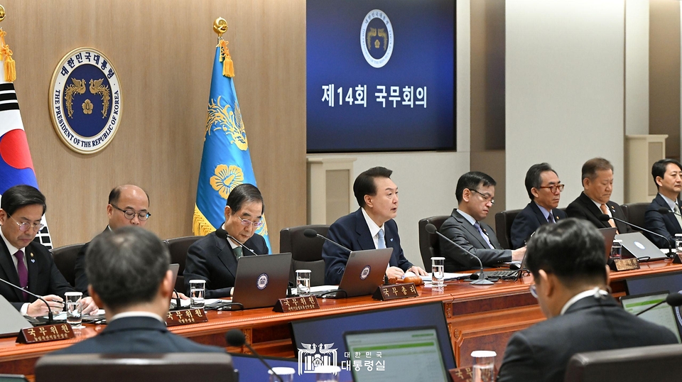 윤석열 대통령이 26일 서울 용산 대통령실 청사에서 열린 ‘제14회 국무회의’에서 발언하고 있다.