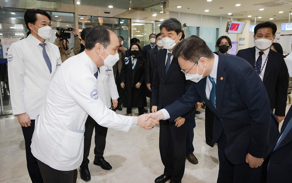 조규홍 보건복지부 장관이 25일 경남 진주시 국립경상대학병원 암센터를 둘러보며 의료진과 인사하고 있다.