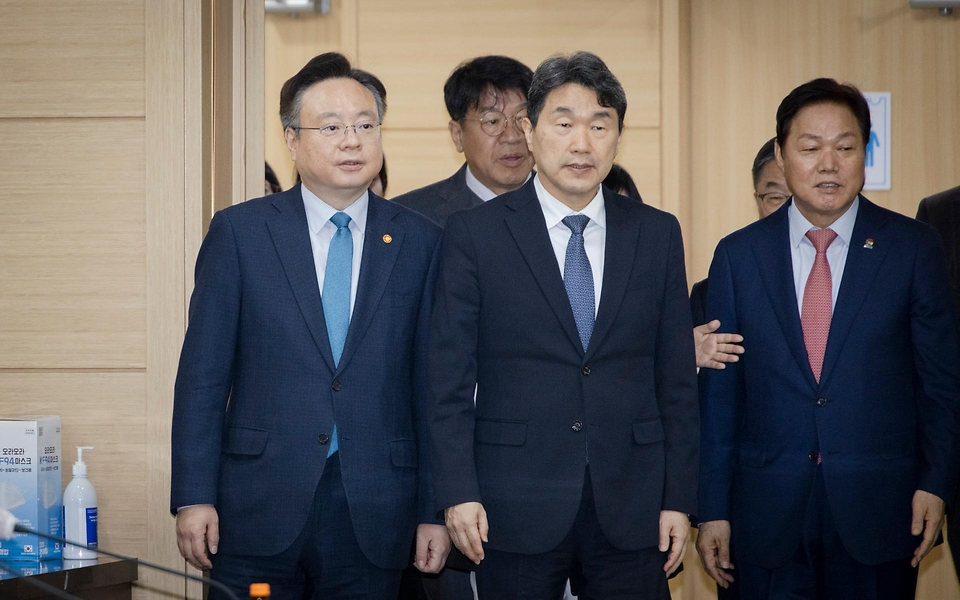 조규홍 보건복지부 장관이 25일 경남 진주시 경상국립대학교에서 열린 의대 운영대학 현장 간담회 참석을 위해 이주호 부총리 겸 교육부장관과 함께 입장하고 있다.