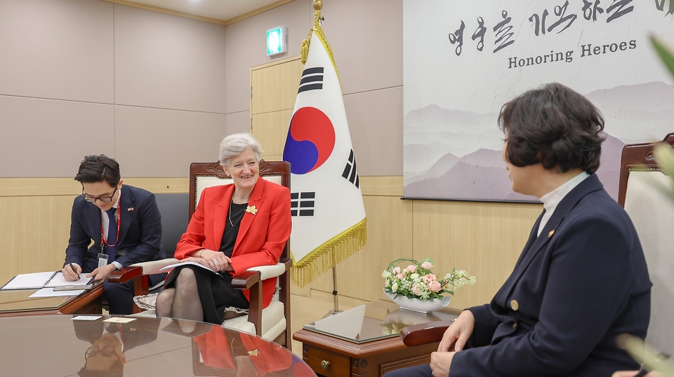 강정애 국가보훈부 장관이 25일 오전 서울시 용산구 서울지방보훈청에서 열린 타마라 모휘니 주한 캐나다 대사를 만나 국제보훈사업 교류협력 확대 방안 관련내용과 향후 양국간 보훈 활동의견을 나누고 있다.