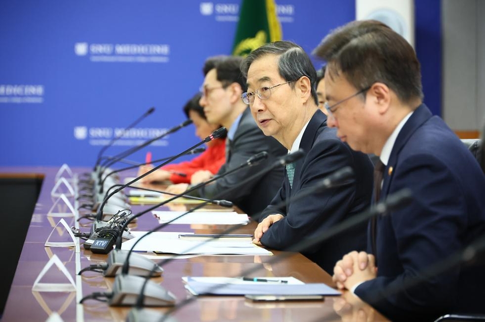 한덕수 국무총리가 26일 서울 종로구 서울대 연건캠퍼스 내 의과대학 대회의실에서 의료계 관계자들과 의료 개혁 현안 논의를 위한 간담회에 참석해 발언하고 있다. 