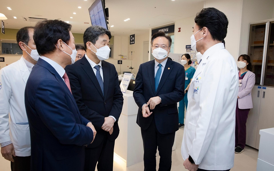 조규홍 보건복지부 장관이 25일 경남 진주시 국립경상대학병원 암센터를 둘러보고 있다.