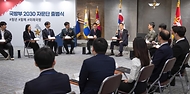 신원식 국방부 장관이 25일 서울 용산구 국방부에서 열린 ‘제1기 국방부 2030 자문단 출범식’에서 자문단원들과 대화하고 있다.