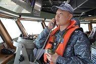 박연수 천안함 함장(중령)이 26일 천안함 함교에서 신원식 국방부 장관과 전화 통화를 하고 있다. 