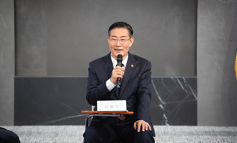 신원식 국방부 장관이 25일 서울 용산구 국방부에서 열린 ‘제1기 국방부 2030 자문단 출범식’에서 발언하고 있다.