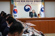 이상민 행정안전부 장관이 27일 서울 종로구 정부서울청사에서 열린 ‘2024년 제3회 중앙지방정책협의회’에 참석해 인사말을 하고 있다.