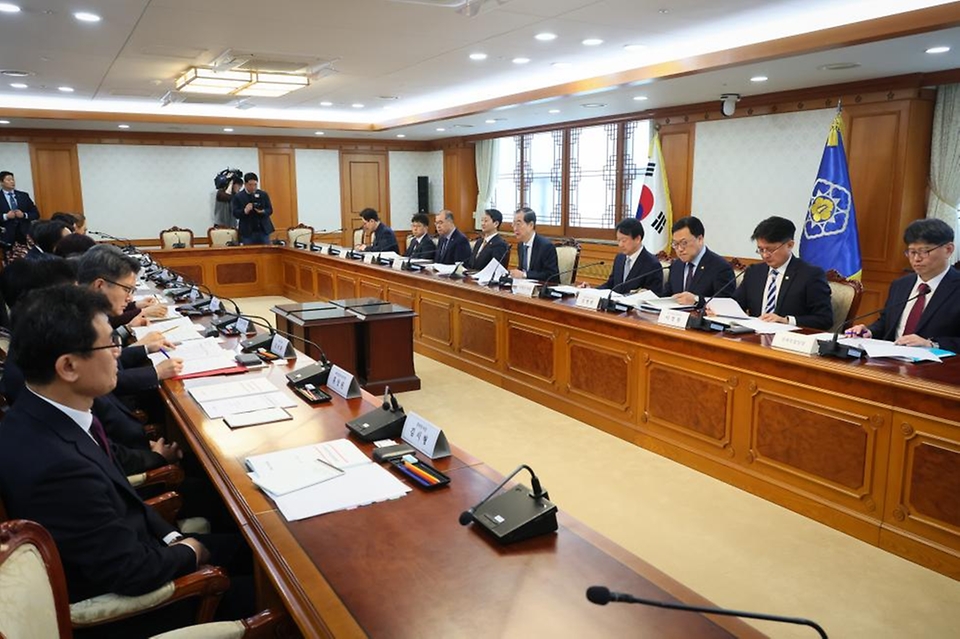 한덕수 국무총리가 27일 서울 종로구 정부서울청사에서 열린 국가첨단전략산업위원회 회의에 참석해 발언하고 있다.