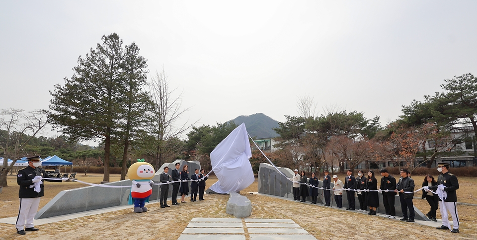 강정애 국가보훈부 장관이 27일 오후 대전시 유성구 국립대전현충원 내 보훈동산에서 열린 무후독립 및 미귀환 국군포로 추모시설 제막식에 참석하여 미귀환 국군포로 조형물앞에서 제막식을 하고 있다.