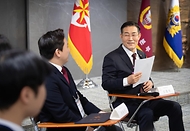 신원식 국방부 장관이 25일 서울 용산구 국방부에서 열린 ‘제1기 국방부 2030 자문단 출범식’에서 자문단원들과 대화하고 있다.