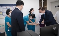 조규홍 보건복지부 장관이 25일 경남 진주시 국립경상대학병원 암센터를 둘러보며 의료진을 격려하고 있다.