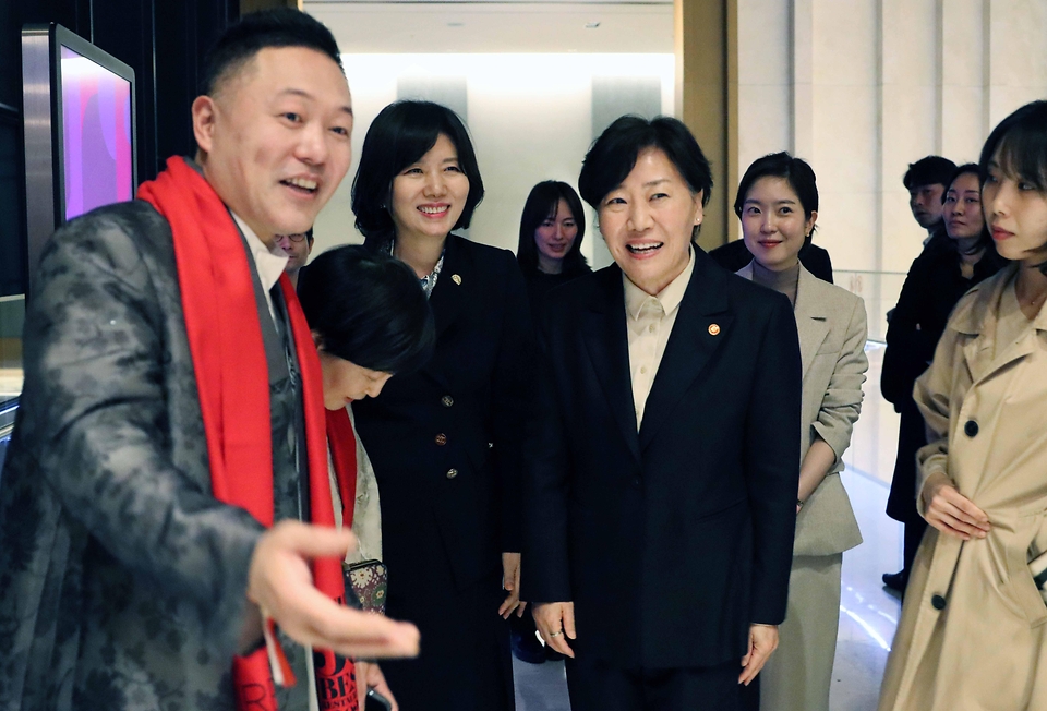 송미령 농림축산식품부 장관이 26일 서울 강남구 그랜드 인터컨티넨탈 서울 파르나스에서 열린 ‘아시아 50 베스트 레스토랑’에서 참석자들과 대화하고 있다.