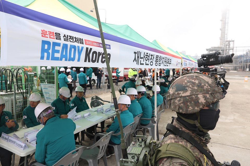 <p>27일 오후 충남 서산시 대산산업단지에서 24년도&nbsp;READY KOREA(레디 코리아)&nbsp;1차 훈련이 실시되고 있다. 이번 훈련은 국내 3대 석유화학단지인 충남 대산산업단지 공장에서 폭발 화재가 발생하고, 유해화학물질이 유출되는 상황을 가정해 실시했다.&nbsp; 행정안전부는&nbsp;고용노동부, 환경부, 충청남도, 서산시, 한국산업안전보건공단 등 35개 기관 합동으로 실시했다고 밝혔다.&nbsp;</p>