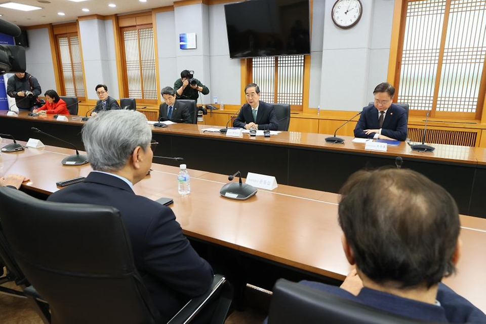 한덕수 국무총리가 26일 서울 종로구 서울대 연건캠퍼스 내 의과대학 대회의실에서 의료계 관계자들과 의료 개혁 현안 논의를 위한 간담회에 참석해 발언하고 있다.