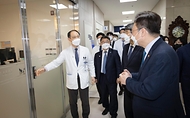 조규홍 보건복지부 장관이 25일 경남 진주시 국립경상대학병원 암센터를 둘러보고 있다.