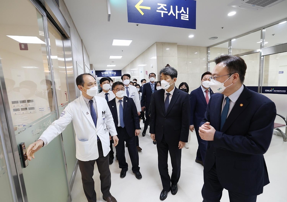 이주호 사회부총리 겸 교육부 장관이 25일 경남 진주시 경상국립대학병원 암센터를 둘러보고 있다.