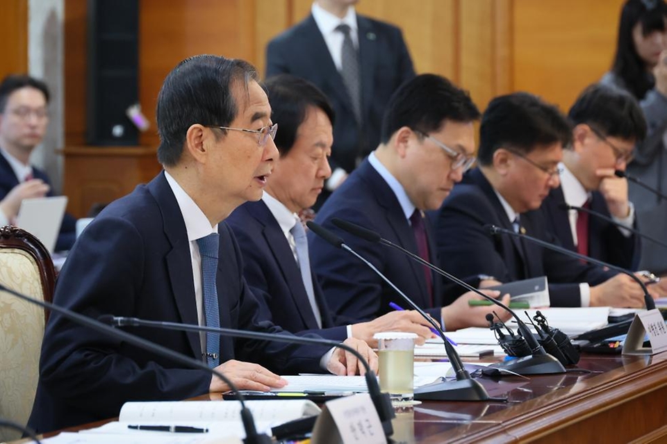 한덕수 국무총리가 27일 서울 종로구 정부서울청사에서 열린 국가첨단전략산업위원회 회의에 참석해 발언하고 있다.