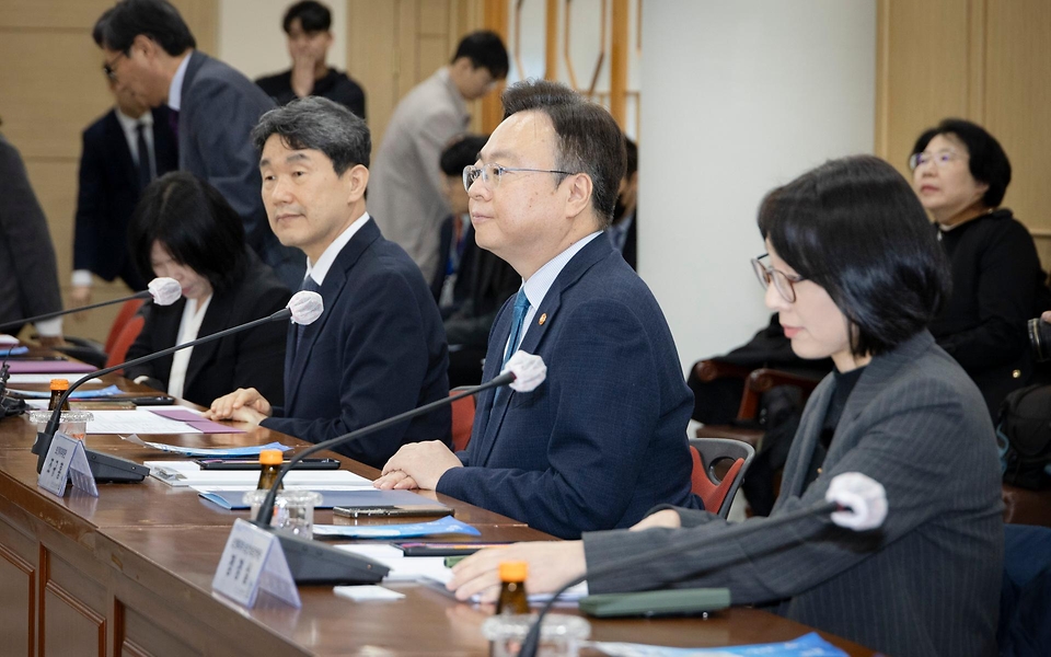 조규홍 보건복지부 장관이 25일 경남 진주시 경상국립대학교에서 열린 의대 운영대학 현장 간담회에 이주호 부총리 겸 교육부장관과 함께 참석했다.