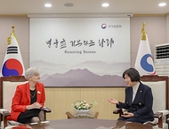 강정애 국가보훈부 장관이 25일 오전 서울시 용산구 서울지방보훈청에서 열린 타마라 모휘니 주한 캐나다 대사를 만나 국제보훈사업 교류협력 확대 방안 관련내용과 향후 양국간 보훈 활동의견을 나누고 있다.