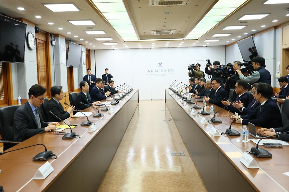 한덕수 국무총리가 26일 서울 종로구 서울대 연건캠퍼스 내 의과대학 대회의실에서 의료계 관계자들과 의료 개혁 현안 논의를 위한 간담회에 참석해 발언하고 있다. 이날 간담회에 정부에서는 이주호 부총리 겸 교육부 장관, 조규홍 보건복지부 장관이 참석했고 의료계에서는 의대가 개설된 서울대, 고려대, 연세대, 카톨릭대, 성균관대, 울산대 의대 총장과 서울대 병원장, 사립대학 병원 협회장, 의과대학-의전원 협의회 이사장 등이 참석했다. 