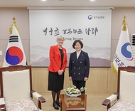 강정애 국가보훈부 장관이 25일 오전 서울시 용산구 서울지방보훈청에서 열린 타마라 모휘니 주한 캐나다 대사를 만나 환담후 기념촬영을 하고 있다.