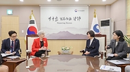 강정애 국가보훈부 장관이 25일 오전 서울시 용산구 서울지방보훈청에서 열린 타마라 모휘니 주한 캐나다 대사를 만나 국제보훈사업 교류협력 확대 방안 관련내용과 향후 양국간 보훈 활동의견을 나누고 있다.