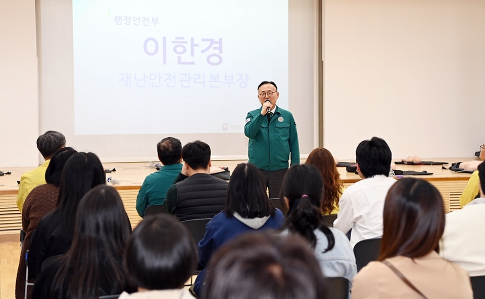 이한경 행정안전부 재난안전관리본부장이 27일 서울 은평구청을 방문해 인사말을 하고 있다.