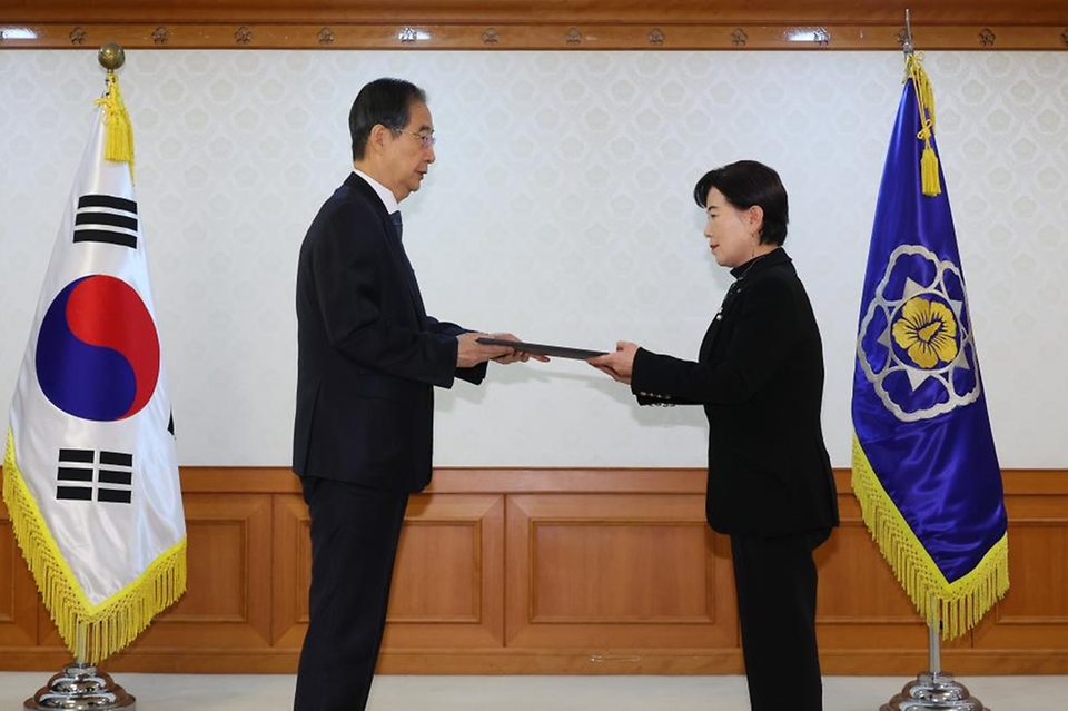 한덕수 국무총리가 28일 서울 종로구 정부서울청사에서 열린 ‘장애인정책조정위 민간위원 위촉식’에서 고선순 한국장애인부모회 중앙회장에게 위촉장을 수여하고 있다.