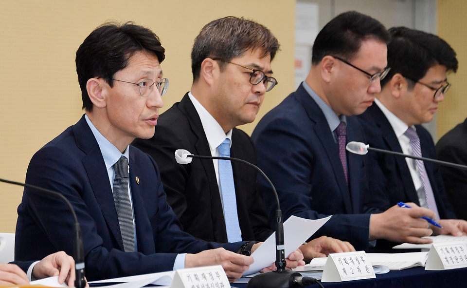 김윤상 기획재정부 2차관이 26일 정부세종청사에서 국민·기업 부담 완화를 위한 ‘부담금 정비 방안’에 대해 관계 부처와 함께 설명하고 있다. 