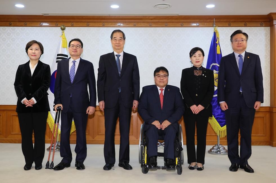 한덕수 국무총리가 28일 서울 종로구 정부서울청사에서 열린 ‘장애인정책조정위 민간위원 위촉식’에서 위촉장을 수여한 후 기념 촬영을 하고 있다. (왼쪽부터 김미옥 전북대학교 사회복지학과 교수, 손영호 한국장애인단체 총연합회 상임대표, 한덕수 국무총리, 이영석 한국장애인연맹 회장, 고선순 한국장애인부모회 중앙회장, 조규홍 보건복지부 장관)