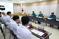 한덕수 국무총리가 27일 대전 중구 충남대학교 병원을 방문, 의사 집단행동 대비 현장점검을 위해 조강희 병원장 등 의료진과 간담회를 하고 있다.