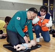 이한경 행정안전부 재난안전관리본부장이 27일  서울 은평구청을 방문, 어린이이용시설 종사자 안전교육에 참여해 기도폐쇄 응급처치 체험 실습을 하고 있다.