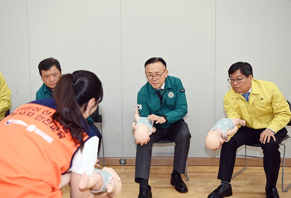 이한경 행정안전부 재난안전관리본부장이 27일  서울 은평구청을 방문, 어린이이용시설 종사자 안전교육에 참여해 기도폐쇄 응급처치 체험 실습을 하고 있다.