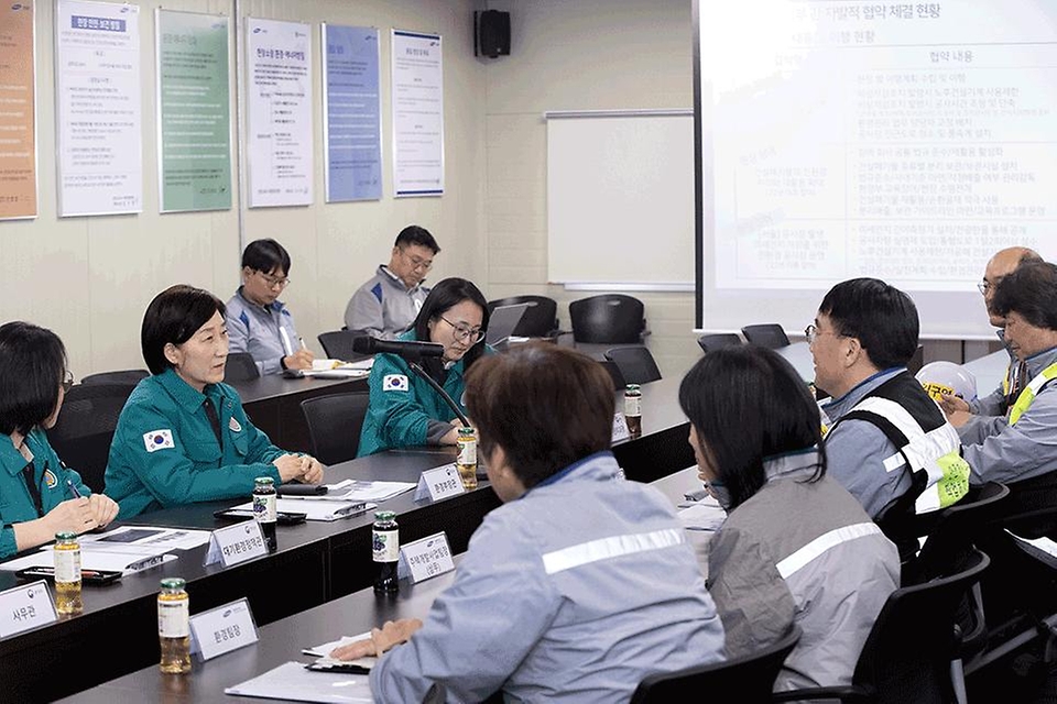 한화진 환경부 장관이 27일 서울 서초구 소재 반포 3 주택구역 건설 공사 현장을 찾아 공사 현장의 미세먼지 저감 조치에 만전을 기해줄 것을 당부하고 있다.