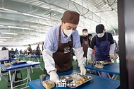 윤석열 대통령이 27일 서울 명동성당 내 무료 급식소인 ‘명동밥집’에서 봉사활동을 펼치며 배식을 받아 급식장 내 빈 테이블에 식판을 놓고 있다.