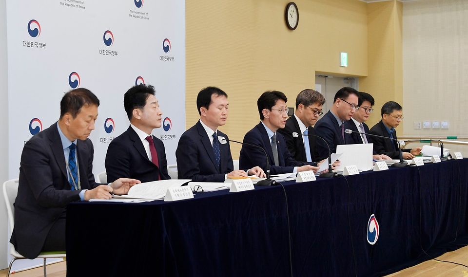 김윤상 기획재정부 2차관이 26일 정부세종청사에서 국민·기업 부담 완화를 위한 ‘부담금 정비 방안’에 대해 관계 부처와 함께 설명하고 있다. 