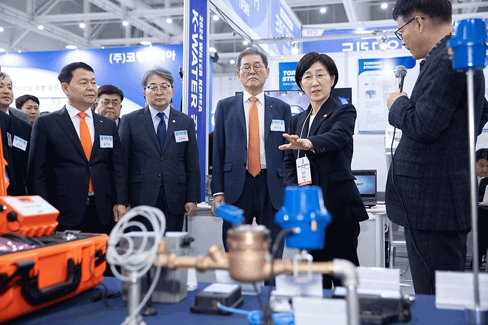 한화진 환경부 장관이 22일 대전 유성구 대전컨벤션센터에서 개최된 ‘2024 국제물산업박람회’에 참석해 현장을 둘러보고 있다. 