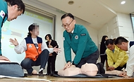 이한경 행정안전부 재난안전관리본부장이 27일  서울 은평구청을 방문, 어린이이용시설 종사자 안전교육에 참여해 심폐소생술 체험 실습을 하고 있다.