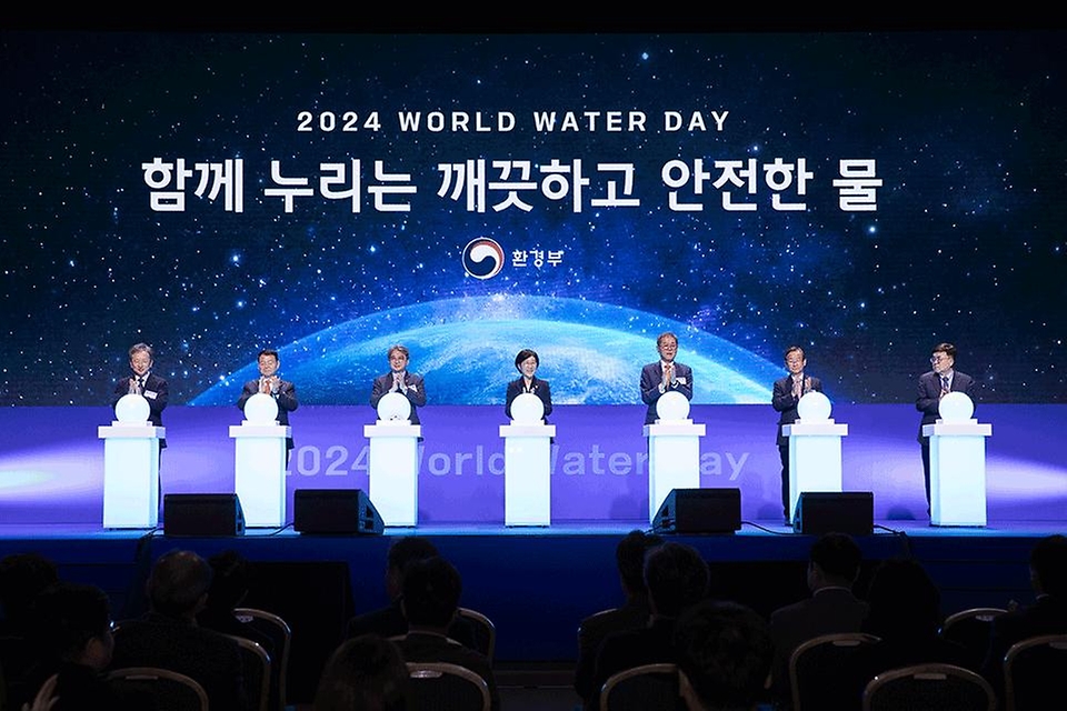 한화진 환경부 장관이 22일 대전 유성구 대전컨벤션센터에서 개최된 ‘2024년 세계 물의 날 기념식’에 참석해 배덕효 국가물관리위원회 위원장 등 주요 참석자들과 기념 세리머니를 하고 있다.