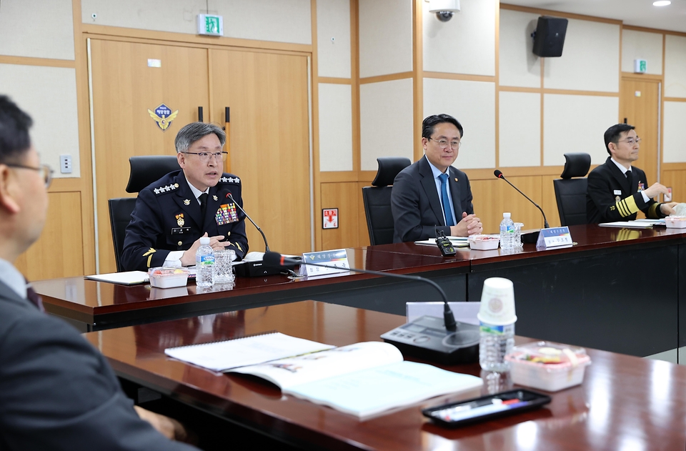 김종욱 해양경찰청장이 27일 인천 연수구 해양경찰청에서 열린 ‘제3회 해양수산부-해양경찰청-해군 정책협의회’에서 해양경찰청 조직, 주요임무 등 브리핑을 받고 있다.