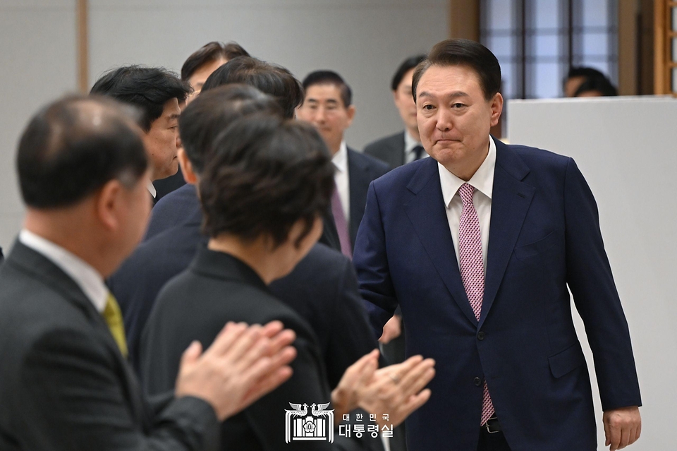 윤석열 대통령이 27일 서울 용산 대통령실 청사 자유홀에서 열린 ‘제23차 비상경제민생회의’에 입장하고 있다.