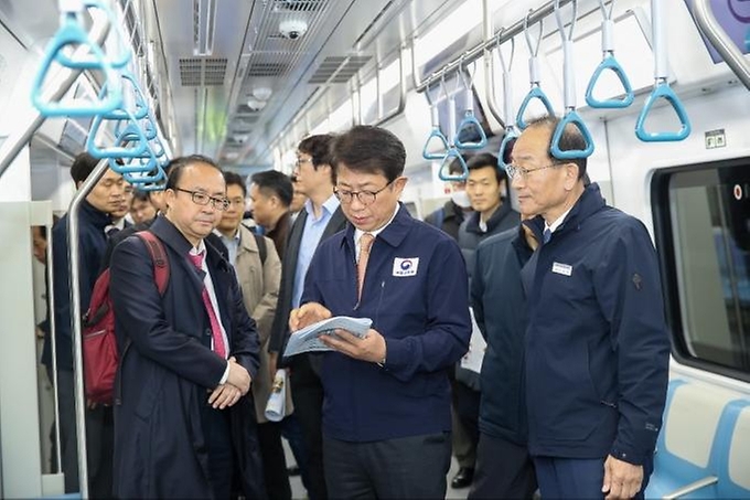 박상우 국토교통부 장관이 28일 서울 강남구 수도권 광역급행철도 A노선(GTX-A) 수서역을 찾아 이용자 안전 및 편의성 최종 점검을 하고 있다.