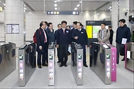 박상우 국토교통부 장관이 28일 서울 강남구 수도권 광역급행철도 A노선(GTX-A) 수서역을 찾아 이용자 안전 및 편의성 최종 점검을 하고 있다.
