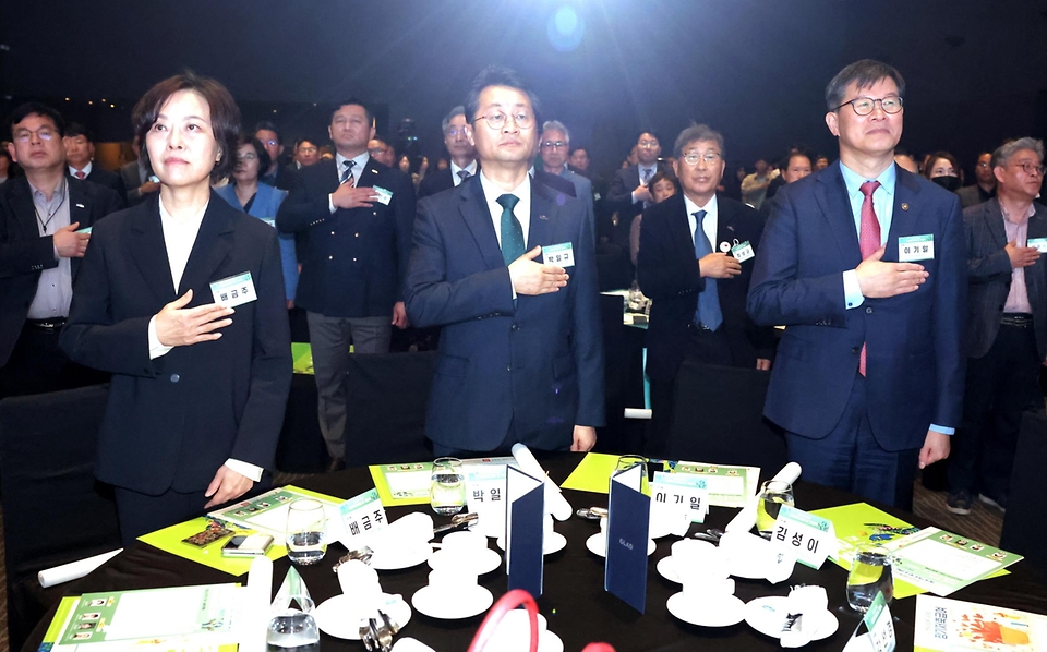 이기일 보건복지부 1차관이 27일 서울 영등포구 글래드 호텔에서 열린 ‘제18회 사회복지사의 날 기념식’에서 참석자들과 국기에 경례를 하고 있다.