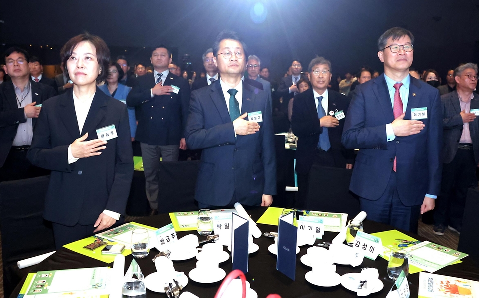 이기일 보건복지부 1차관이 27일 서울 영등포구 글래드 호텔에서 열린 ‘제18회 사회복지사의 날 기념식’에서 참석자들과 국기에 경례를 하고 있다.
