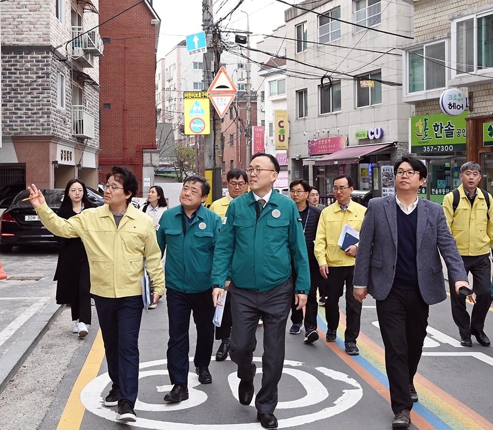 이한경 행정안전부 재난안전관리본부장이 27일 서울 은평구청 인근에서 보행자 우선도로 현장을 점검하고 있다.